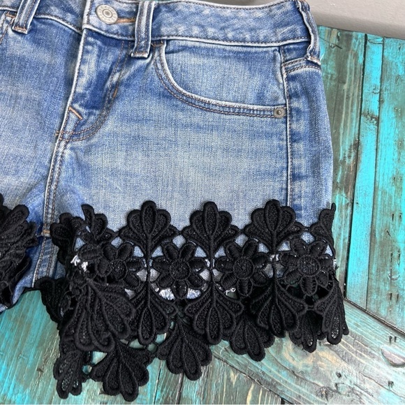 Express Low Rise Relaxed Lace Embellished Denim Shorts Size 00 - Picture 3 of 10